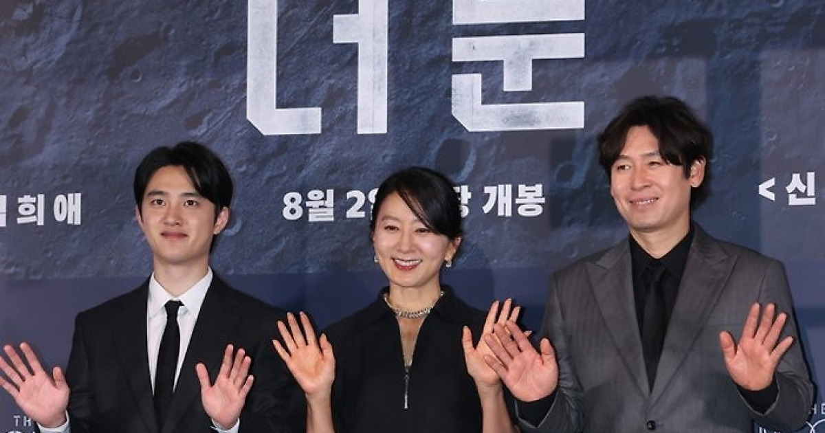 열리는 문 포스터